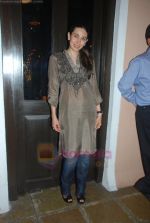 Karisma Kapoor snapped at a friends birthday bash on 8th July 2011 (6).JPG